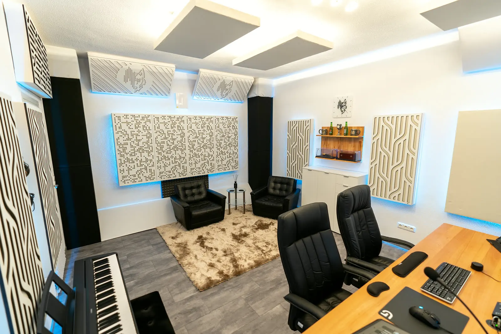 Lounge-Bereich von Wavewolf Studios mit Sesseln und Akustik-Panels