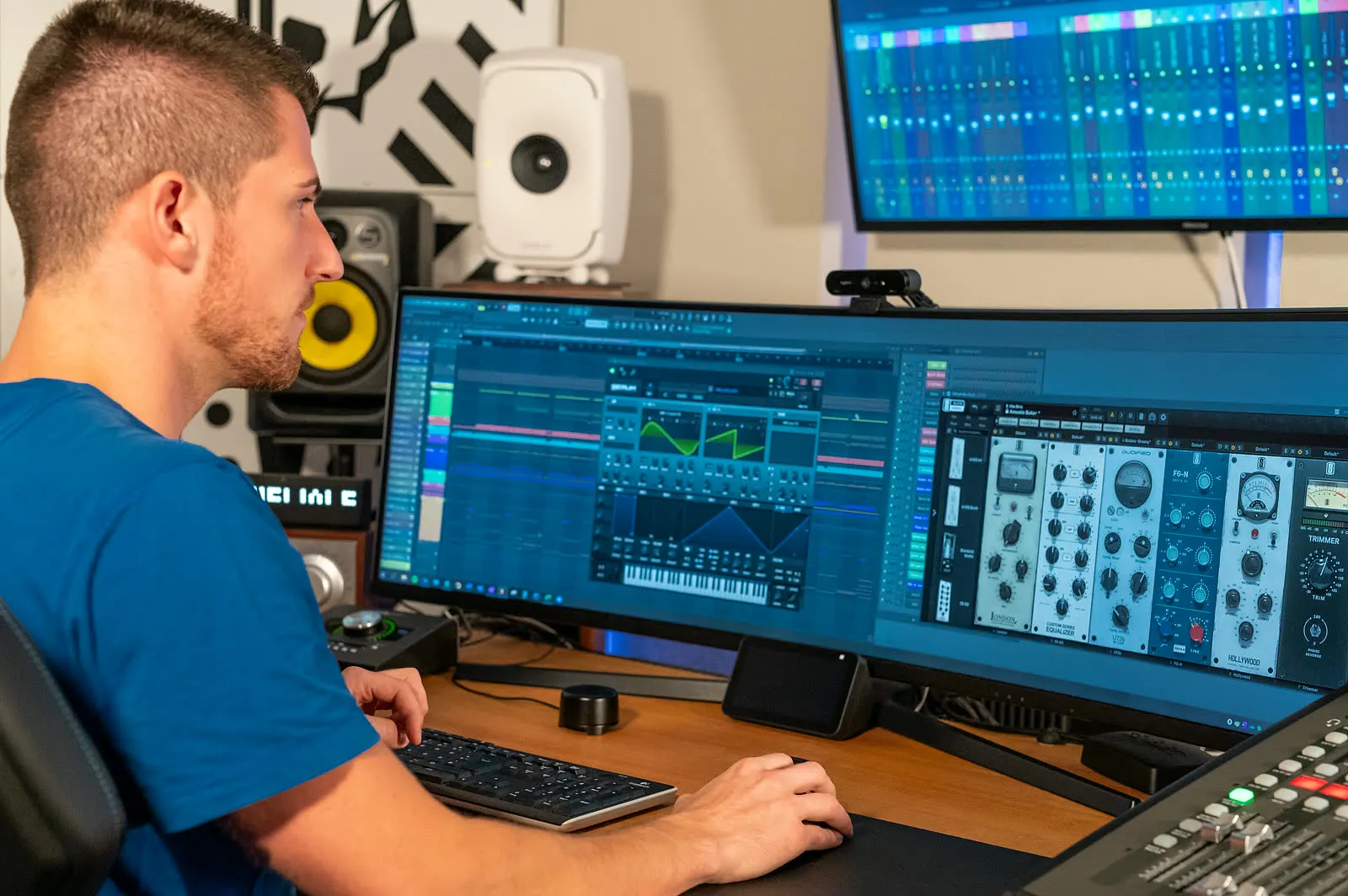 Paul Schiestl beim Produzieren am Ultrawide-Monitor mit DAW und Plugins