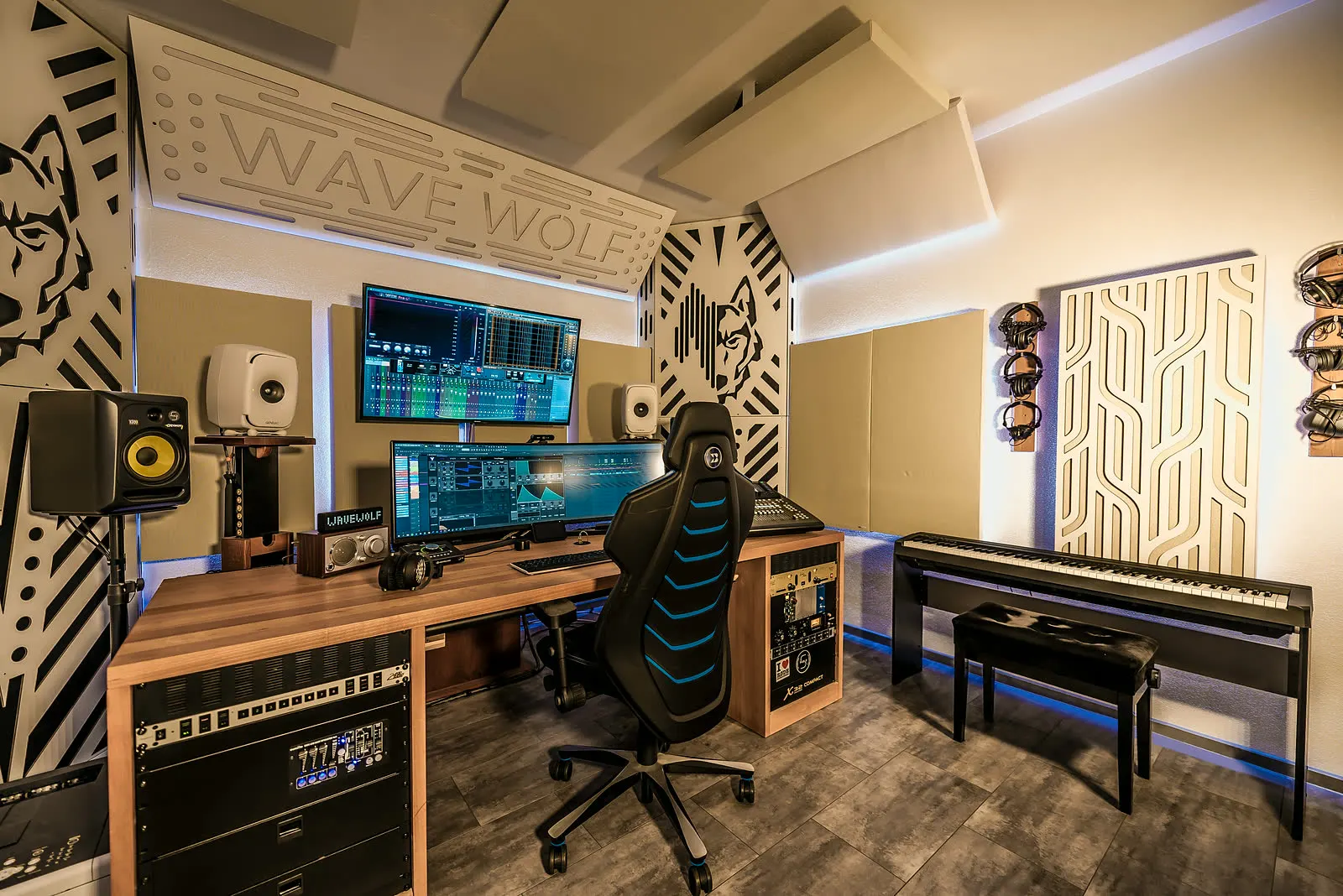 Wavewolf Studios – Raumansicht mit Wolf-Akustikpanels und Stage-Piano
